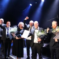 Palkinnoista iloitsemassa Härmän Liikenne Oy:n toimitusjohtaja Sami Heinimäki (vasemmalla) ja yrittäjä Vesa Salo, Lapuan Kankurit Oy:n yrittäjät Jaana ja Esko Hjelt, Hannulan Hitsauspalvelu Oy:n yrittäjä Joonas Hannula ja Mainosvarikko Oy:n yrittäjä Jussi Alasalmen poika Antti Alasalmi