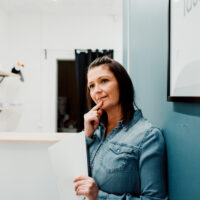 Nainen miettii paperi kädessään