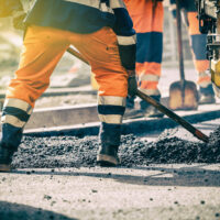 Yrittäjän mukaan Mannerheimintien remontti on vähentänyt selvästi heräteostoksia tekevien ja ikkunashoppailua harrastavien asiakkaiden määrää liikkeessä.