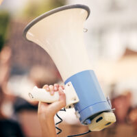 Tilastokeskuksen tuoreiden tietojen mukaan Suomessa käytiin vuonna 2022 kaikkiaan 64 työtaistelua, jotka koskivat noin 177 600 työntekijää.