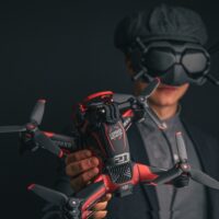 Vesa Liupakka kuvaa drone-videoita Toyotan rallitiimille