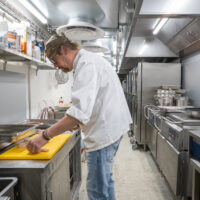 Rekan perävaunuun rakennettu suurtalouskeittiö palvelee jääkiekon MM-kisojen VIP-vieraita.