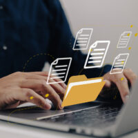 Salviander olisi halukas tekemään hoitajan työkeikkoja taideyrityksen ohessa, mutta lupaprosessin valmistumisen jälkeen tilanne voi olla toinen.