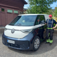 Kaksi yrittäjää kertoo mielipiteensä sähköpakettiautoista