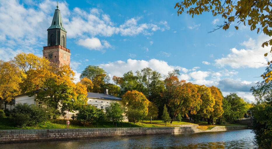 Aurajoki syysväreissä, kuva Turun kaupunki