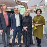 Kuvassa Savon Yrittäjien hallituksesta Janne Parkkila (vas.) ja Aki Karkulahti, Pohjois-Savon ELY-keskuksen vastuualuejohtaja Jan Blomberg, Finnveran aluepäällikkö Johanna Reinikainen sekä Savon Yrittäjien toimitusjohtaja Paula Aikio-Tallgren. Kuva: Jaana Hiltunen