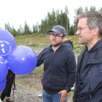 Lopen Kunnanjohtaja Mikko Salmela (oikealla) ja maankäyttöpäällikkö Werner Franzén houkuttelevat niin asukkaita kuin yrityksiä.
