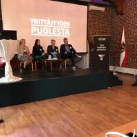 Tutkimusjohtaja Annukka Pakarinen, toimitusjohtaja Tanja Paassilta, kunnanjohtaja Reijo Siltala ja muutosagentti Jarkko Koskinen pohdiskelivat elinvoimaa ja keskustelukulttuuria sen alustana Hämeen kunnallisjohdon seminaarissa 11.10. Keskustelijoita kirittämässä olivat Juha Haukka ja Harri Jaskari.