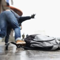 Näin toimit oikein ja ehkäiset liukastumisia yrityksen tontilla