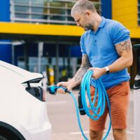 Käytettyjen sähköautojen kaupassa syynätään akkutakuuta