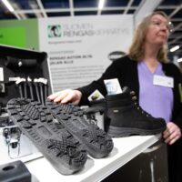 Yritys tekee kengänpohjia autonrenkaista