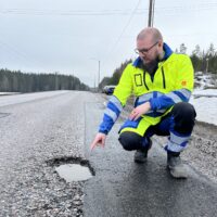 Kuljetusyrittäjä manaa kuoppaista 45-tietä