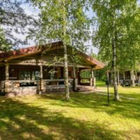 Mökki ja sisäänkäynti