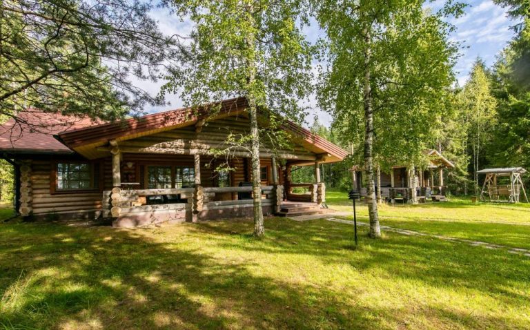 Mökki ja sisäänkäynti