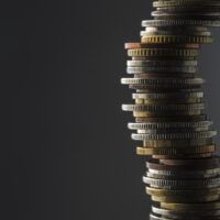 Yritykset peruvat investointejaan ja odottavat korkojen laskua