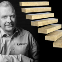 Kuvassa kasvuvalmentaja Jari Moisio ja portaat.