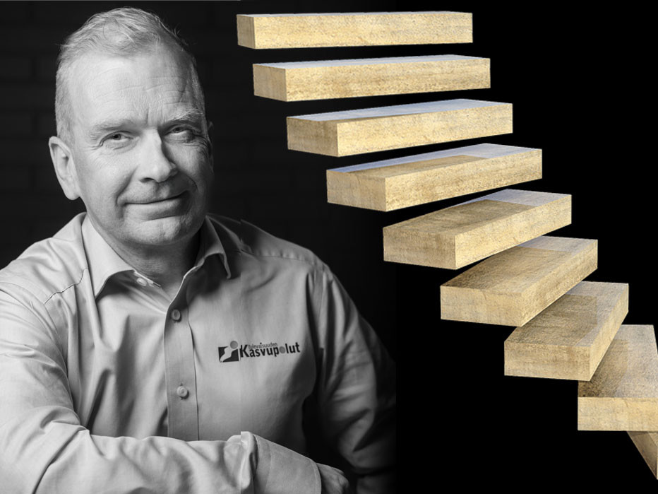 Kuvassa kasvuvalmentaja Jari Moisio ja portaat.