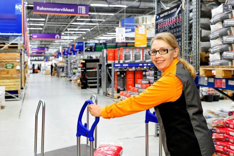 Taina Källi huomasi piristymisen merkkejä rautakaupassa