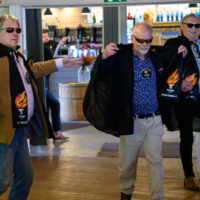 Kuvassa Jyväskylän Yrittäjien hallituksen väkeä esittelemässä uusia brändituotteita