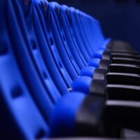 Pienen elokuvateatterin yrittäjä ihmettelee ketjuteatterien hintoja