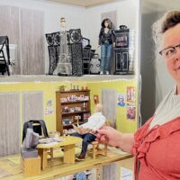 Liisa Kukkanen perusti nukkekoteihin keskittyvän miniatyyrinäyttelyn