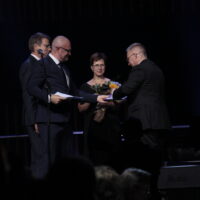 Loviisan Yrittäjien puheenjohtaja ja kaupunginjohtaja palkitsevat vuoden yrittäjän Tidstrandin. Palkintoa vastaanottaa Pamela Lehtonen ja Kim Tinkanen