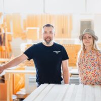 Tomi ja Anu Harju ovat aviopari, joka päätyi sattumalta samalle alalle