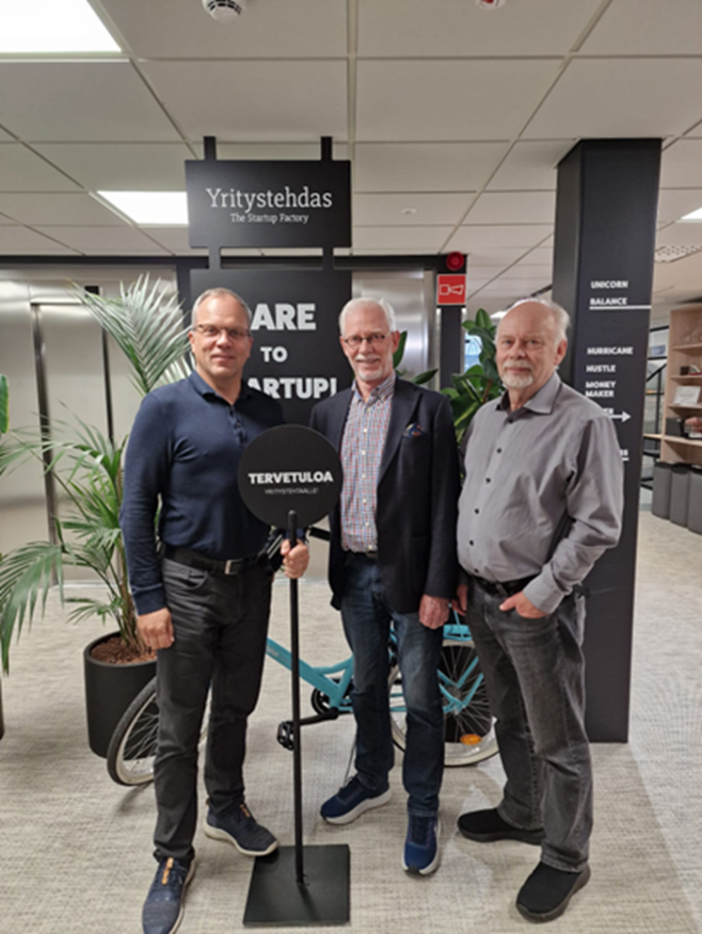 Kuvassa Yritystehtaan toimitusjohtaja Marko Sorri, Jyväskylän Yrittäjien hallituksesta Raimo Saarinen sekä hallituksen pj Reijo Kujala.