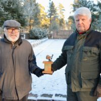 Kuvassa vasemmalta Rolf Taipale ja Erkki Tuormaa pitävät yhdessä Tahto-patsasta. Kuvaaja Arto Henriksson