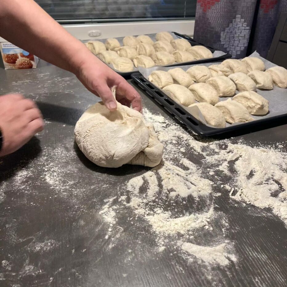 Palkittu kahvilayrittäjä harmittelee, ettei työnteko kiinnosta kantasuomalaisia