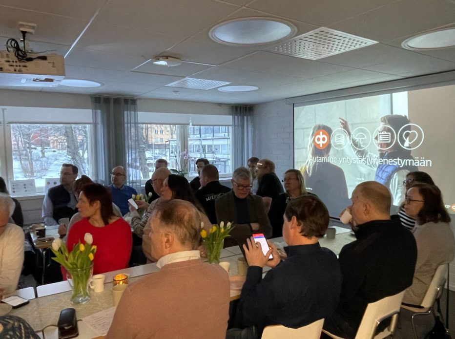 Helmikuun aamukahveilla Länsi-Kymen OP. Yrittäjiä kuvassa.
