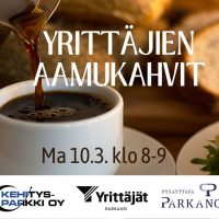Yrittäjien aamukahvit -tapahtuman mainoskuva. Kuvassa kaadetaan kahvia valkoiseen kuppiin, taustalla leipää ja juustolla kuorrutettu sämpylä. Teksti ilmoittaa tapahtuman ajankohdan: Ma 10.3. klo 8–9. Alareunassa Kehitys-Parkki Oy:n, Yrittäjät Parkanon ja Parkanon kaupungin -logot