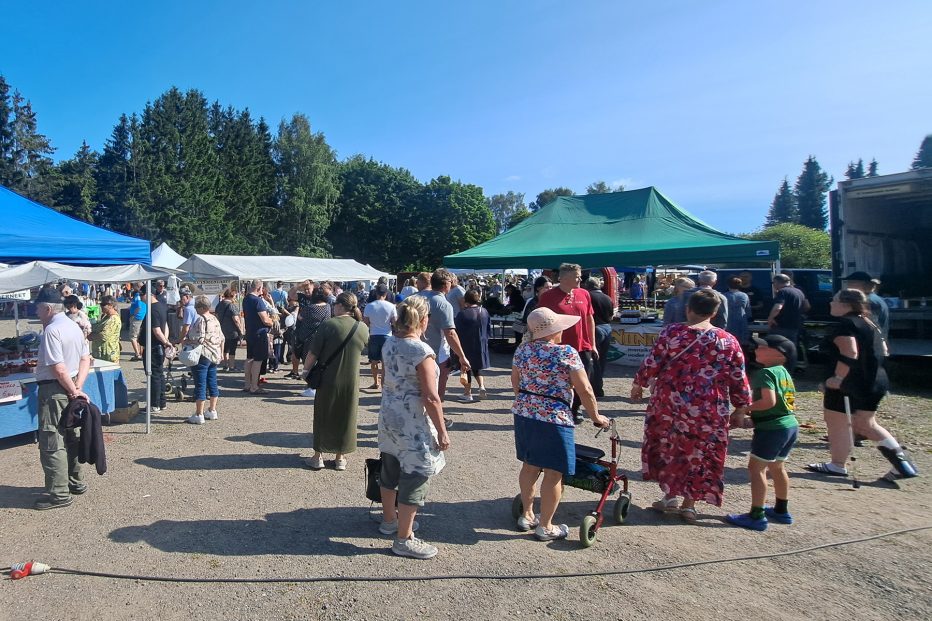 Ihmispaljoutta Hauhon kesätorilla.