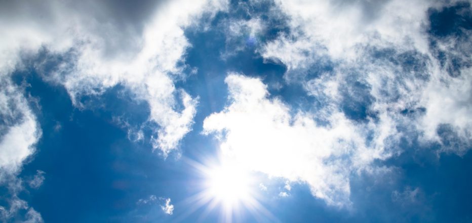 aurinkoinen taivas kesällä
