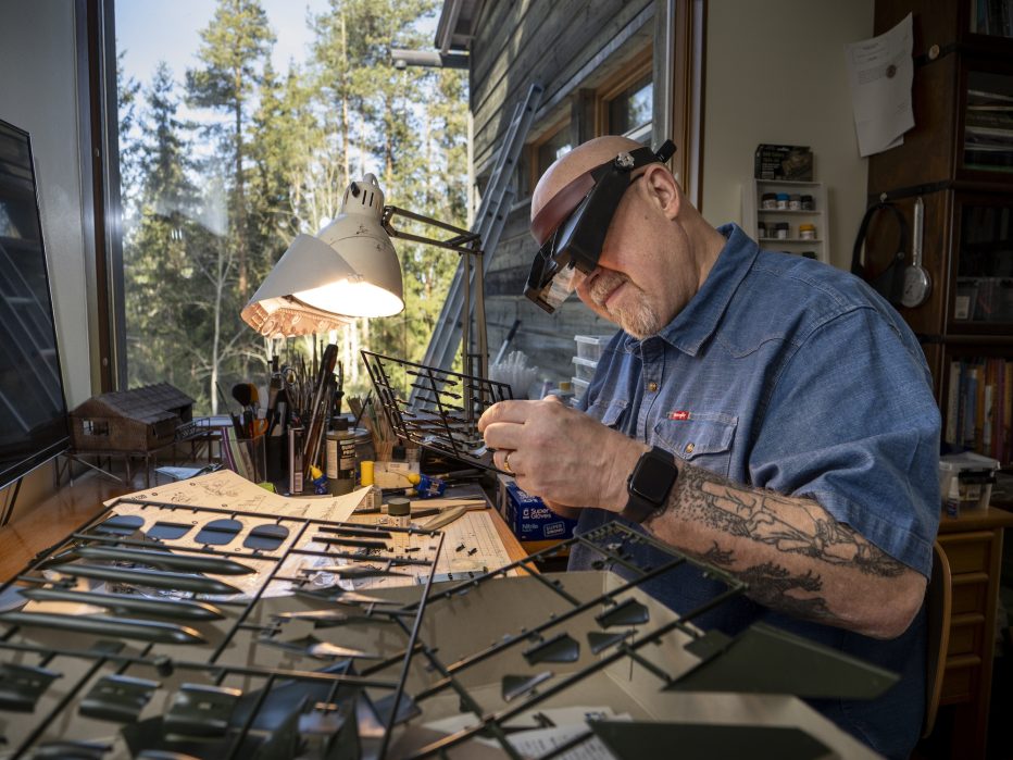 Tero Vaara unohtaa kiireet pienoismallien parissa