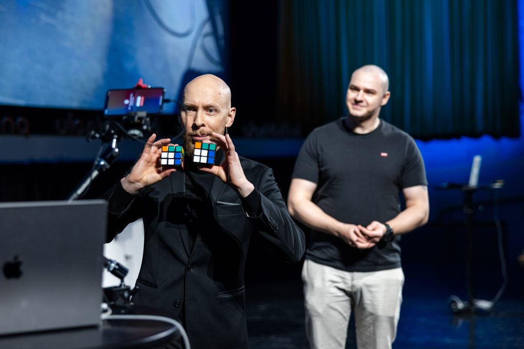 Taikuri Joni Pakanen Yritystä Stadiin -tapahtumassa.