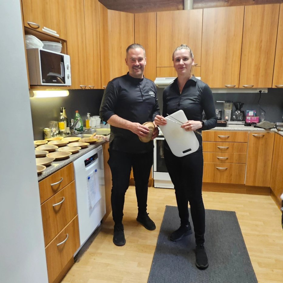 Arto Rastas ja Riikka keittiössä
