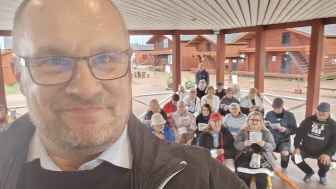 Etualalla Andreas ottaa kuvaa itsestään sekä laulajista