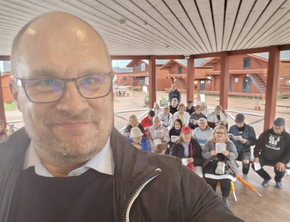 Etualalla Andreas ottaa kuvaa itsestään sekä laulajista