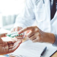 Yrittäjä kritisoi hyvinvointialueita lääkelupakoulutusten kilpailutuksessa