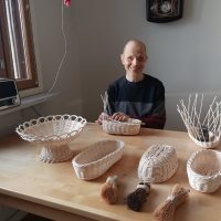 Käsityöyrittäjä Markku Jaakola harmittelee, että on lajinsa viimeisiä