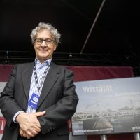 Menestynyt taidemaalari kannustaa kuvataiteilijoita yrittäjiksi