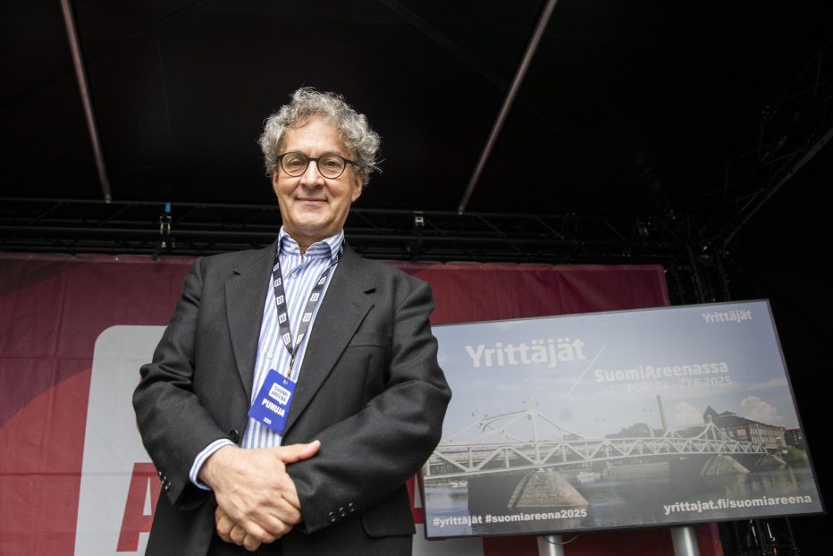 Menestynyt taidemaalari kannustaa kuvataiteilijoita yrittäjiksi