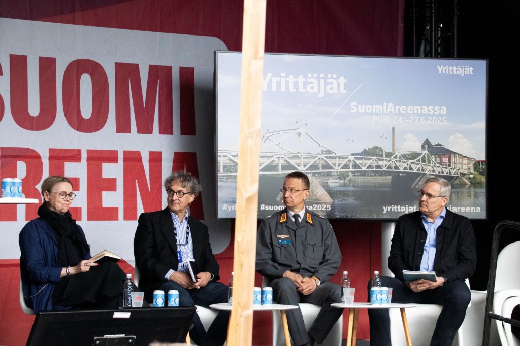 Kulttuurista ja turvallisuudesta olivat keskustelemassa Suomen Kulttuurirahaston toimitusjohtaja Susanna Pettersson, yrittäjä ja kulttuurintekijä Osmo Rauhala, Maanpuolustuskorkeakoulun rehtori Mika Kalliomaa ja Suomen Yrittäjien toimitusjohtaja Mikael Pentikäinen. Kuva: Tomi Glad/Glad Media