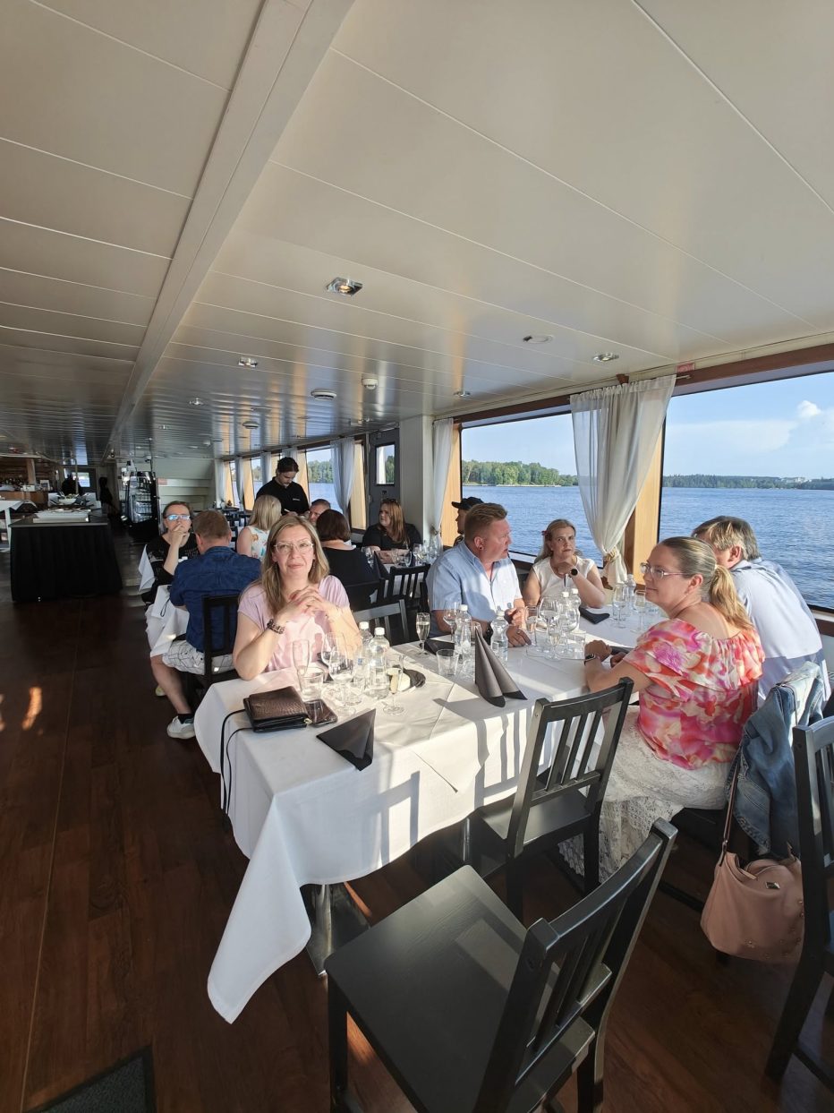 Kaukajärven Yrittäjien jäseniä vuosikokousristeilyllä