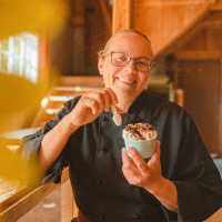 Yksinyrittäjä tekee artesaanijäätelöä, joka myy sateisesta alkukesästä huolimatta