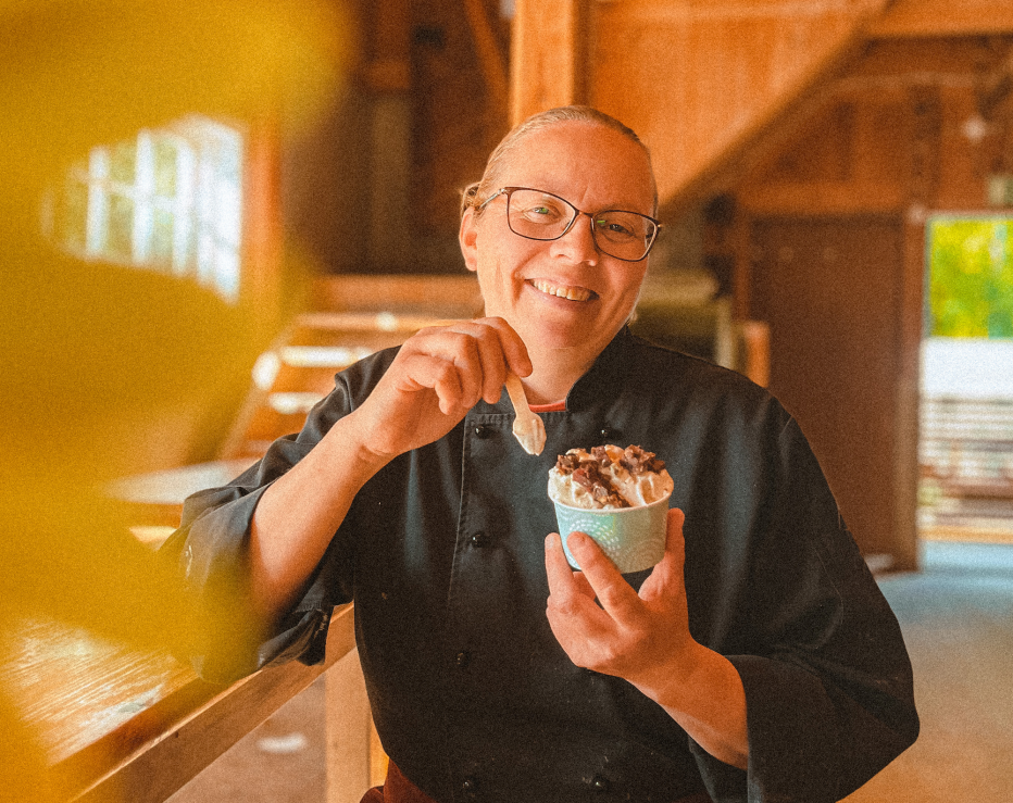 Yksinyrittäjä tekee artesaanijäätelöä, joka myy sateisesta alkukesästä huolimatta