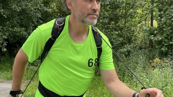 Mika Lähteenmäki kehitti sauvattoman tavan harrastaa sauvakävelyä