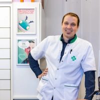 Apteekkari Mika Wallin kuljettaa lääkkeitä asiakkaiden kotiovelle