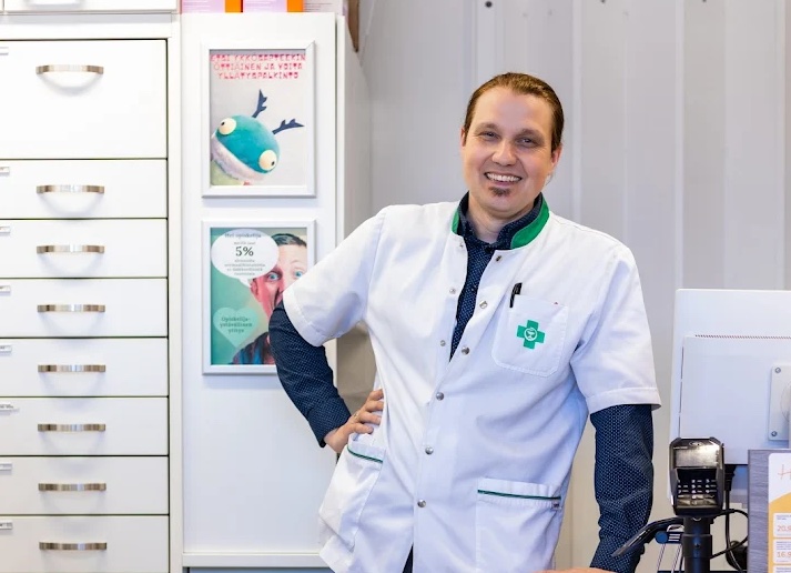 Apteekkari Mika Wallin kuljettaa lääkkeitä asiakkaiden kotiovelle